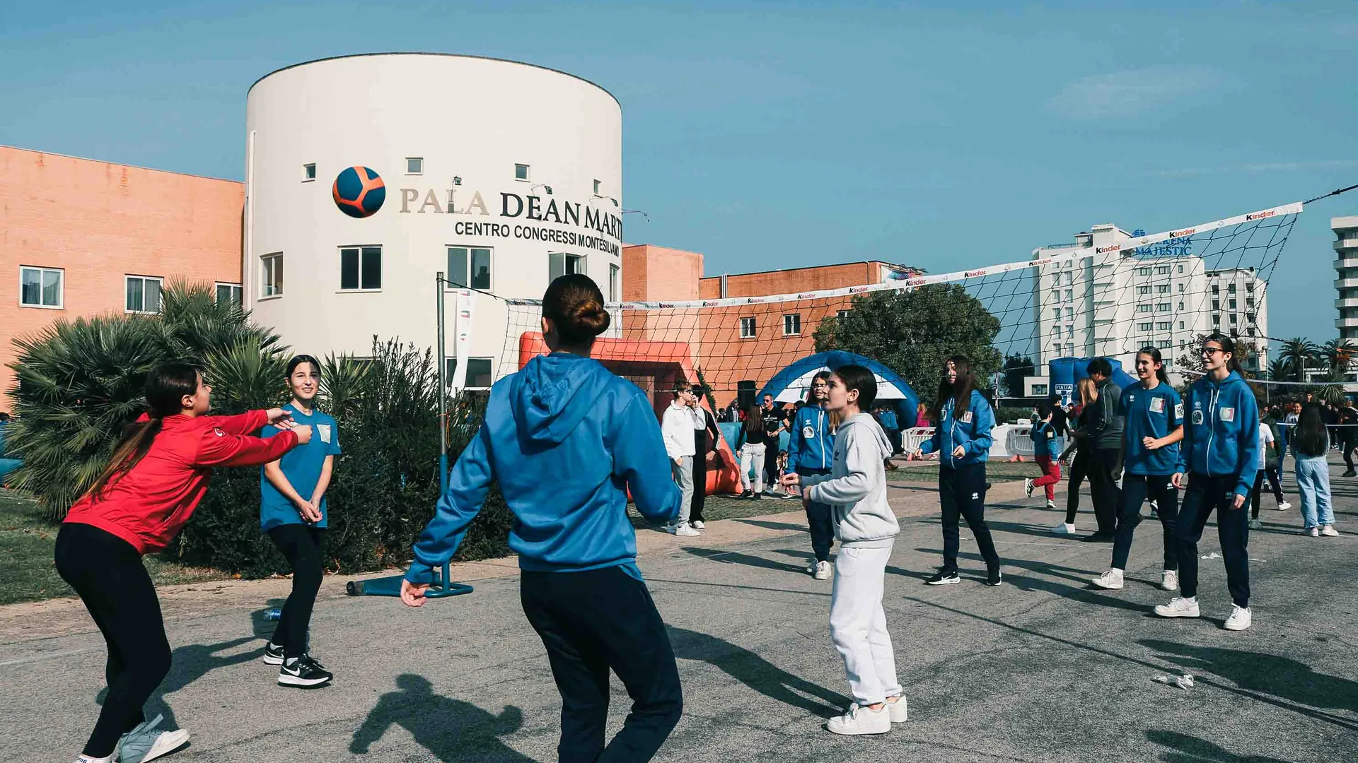 Partita di pallavolo all'aperto durante il Festival dello Sport