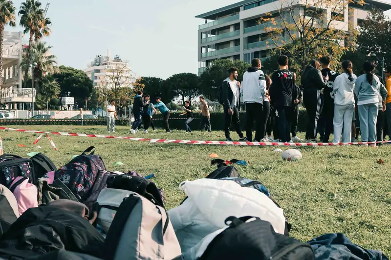 Attività all'aperto sul prato con gli studenti delle scuole