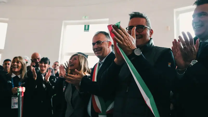 Autorità e sindaco applaudono durante la cerimonia di apertura