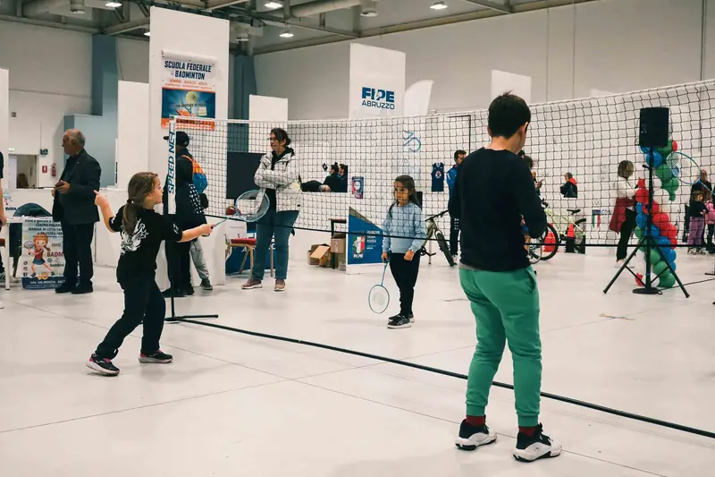 Studenti in campo durante la prova di badminton