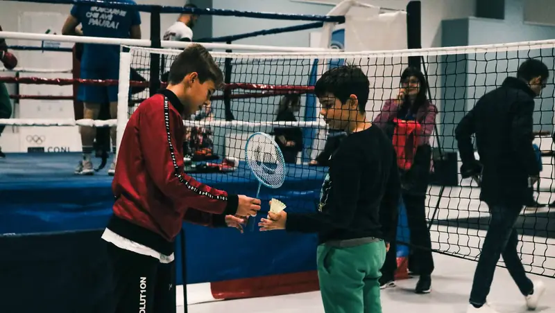 Ragazzi provano il badminton al campo allestito