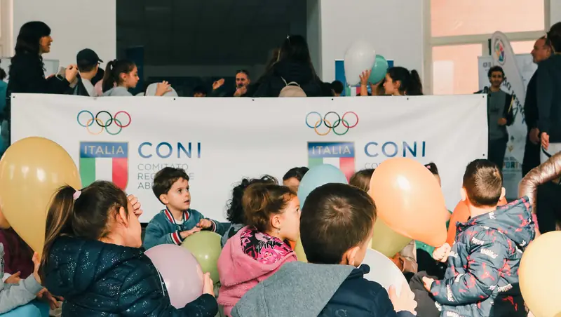 Bambini con i palloncini nell'area CONI Abruzzo