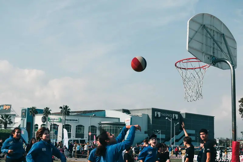 Tiro a canestro nell'area basket all'aperto