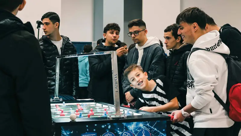 Bambini giocano a calcio balilla nel villaggio delle federazioni