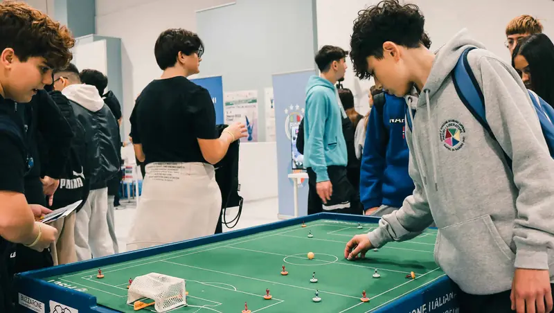 Ragazzi al tavolo di calcio da tavolo Subbuteo al Festival dello Sport