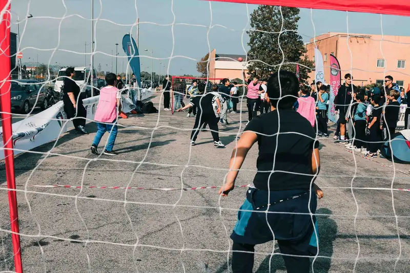 Tiro in porta nell'area calcio all'aperto