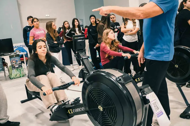 Una ragazza prova il canottaggio indoor al remoergometro