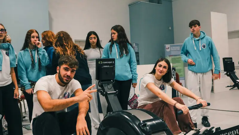 Studenti provano il canottaggio indoor al remoergometro