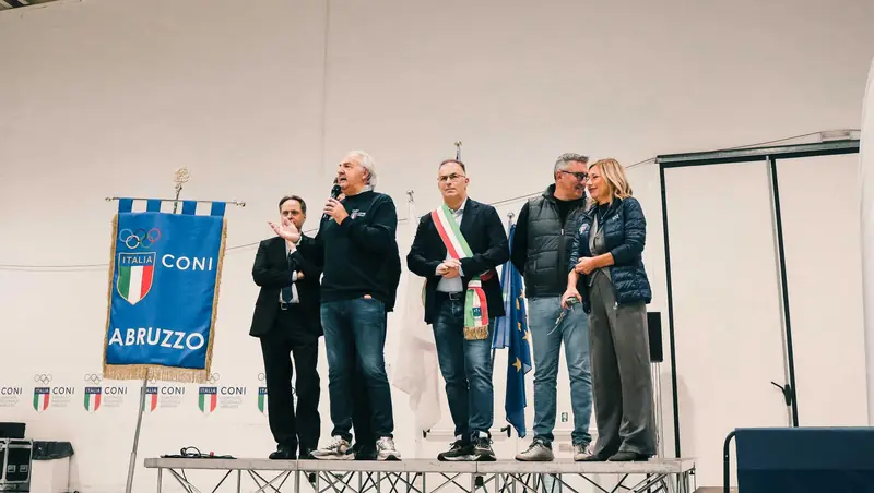 Le autorità sul palco durante la cerimonia di apertura del Festival
