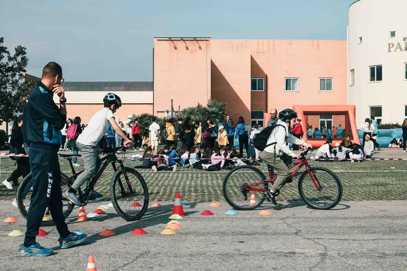Percorso di abilità in bicicletta per i bambini