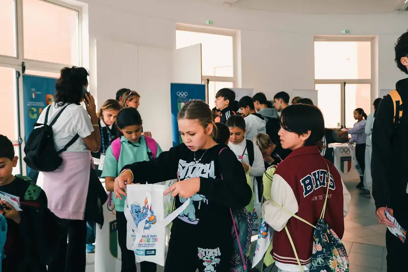 Distribuzione dei gadget agli alunni delle scuole