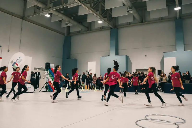 Esibizione di gruppo di danza sportiva e ginnastica