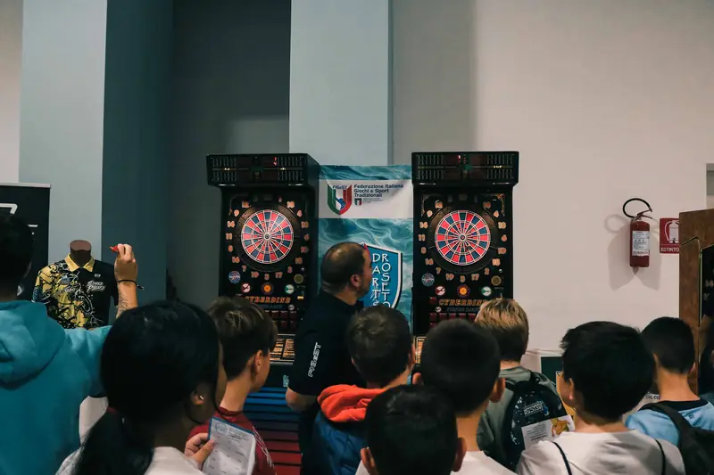 Bambini provano le freccette elettroniche