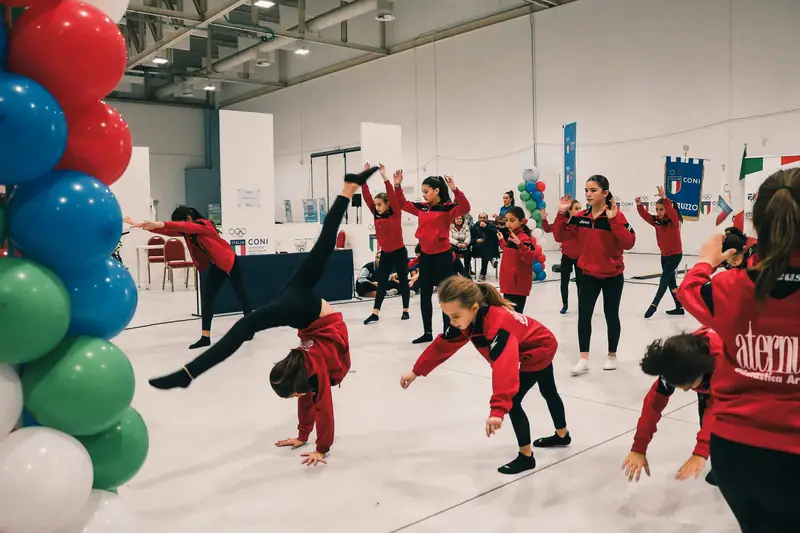 Esibizione di ginnastica artistica delle giovani atlete
