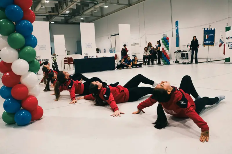 Esibizione di squadra della ginnastica al Festival dello Sport