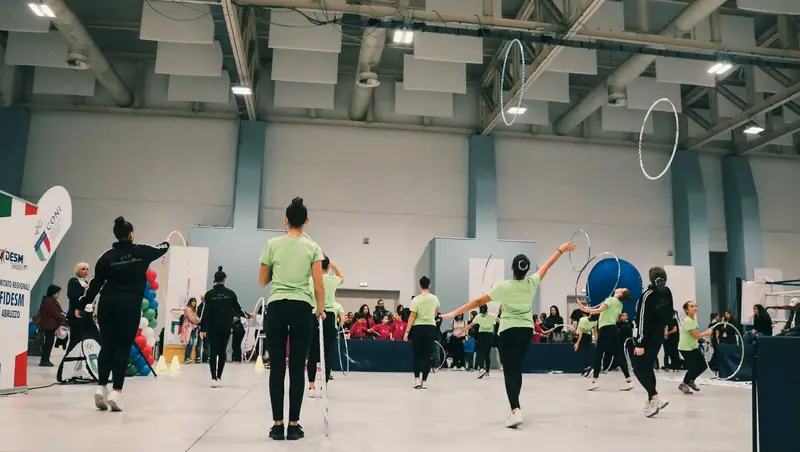 Ragazze durante la prova di ginnastica ritmica con i cerchi