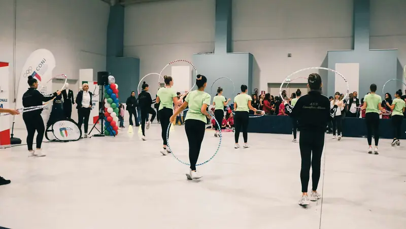Esibizione di ginnastica ritmica con il cerchio