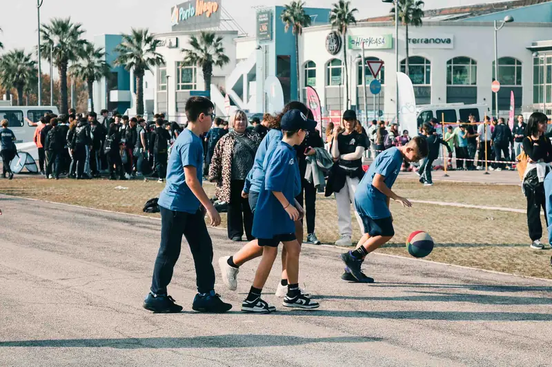 Bambini giocano con la palla nel piazzale del Festival