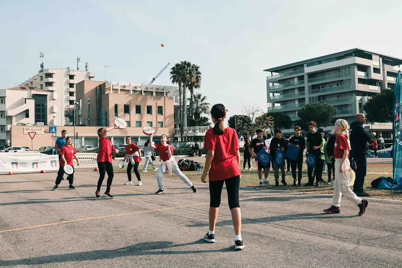 Gioco di squadra delle studentesse nel piazzale del Festival