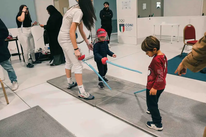Gioco motorio con i cerchi per i bambini più piccoli