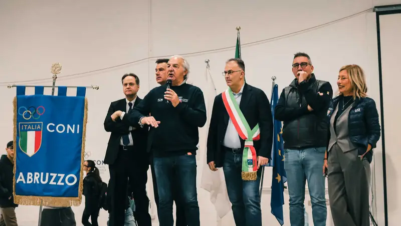 Il gonfalone del CONI Abruzzo con le autorità regionali