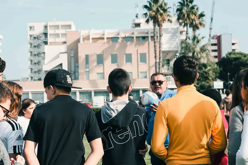 Gruppo di studenti con il pallone in attesa della prova sportiva