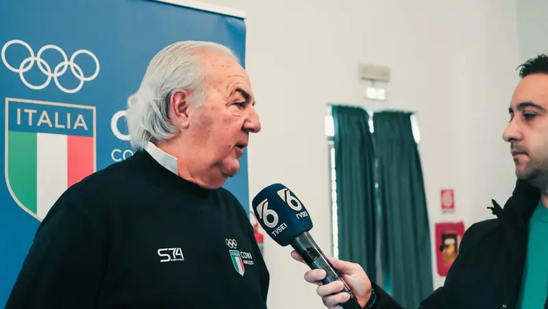 Dirigente del CONI Abruzzo intervistato da una troupe televisiva al Festival dello Sport 2025