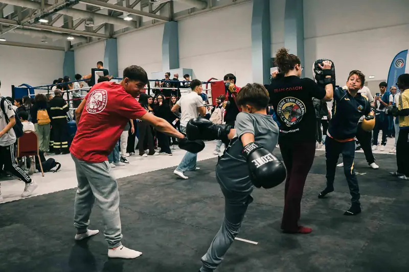 Dimostrazione di kickboxing con i ragazzi delle scuole