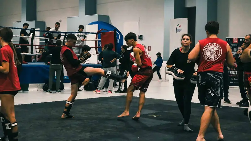 Incontro dimostrativo di kickboxing sul ring