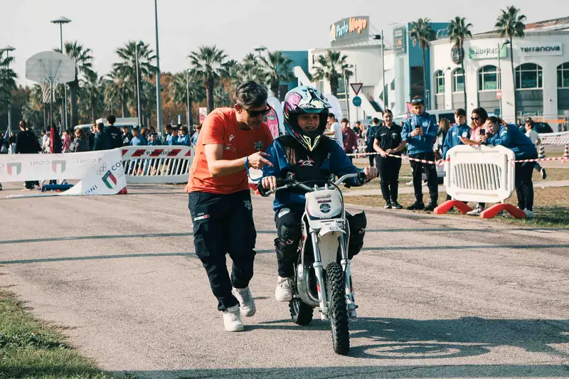 Prova di motociclismo educativo in minimoto con istruttore FMI