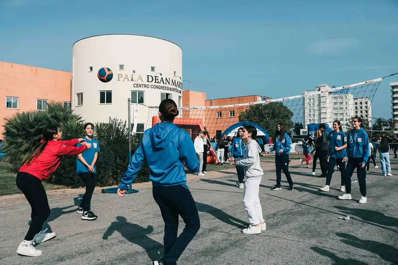 Partita di pallavolo davanti al Pala Dean Martin di Montesilvano