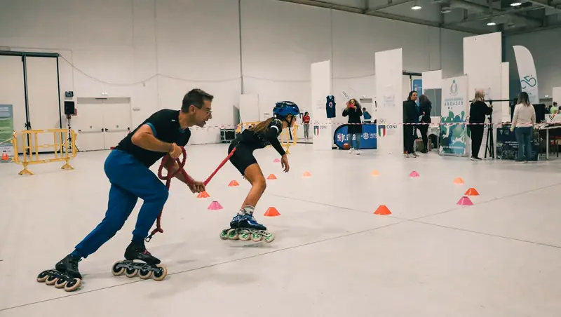 Prova di pattinaggio in linea con slalom tra i coni