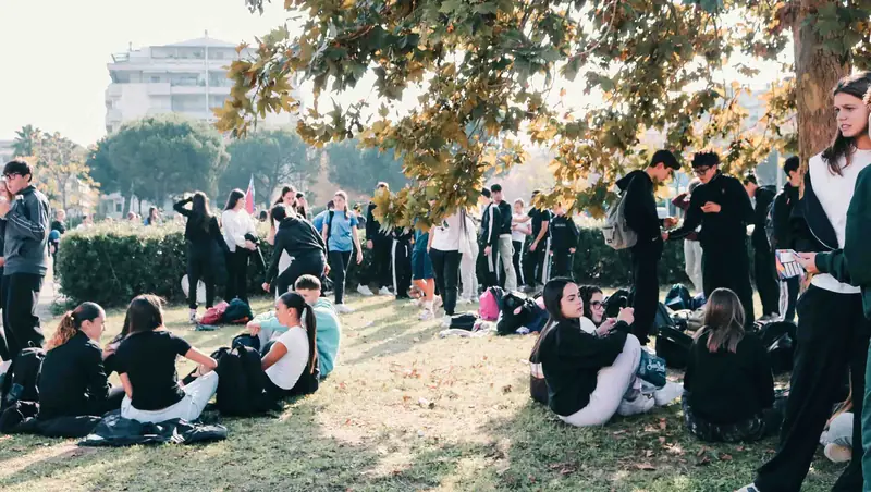 Studenti in pausa nell'area verde del Festival dello Sport