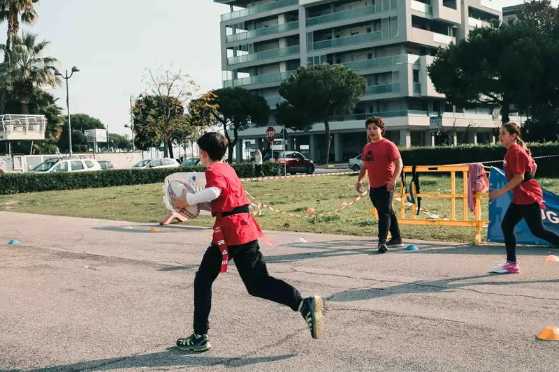 Prova di atletica leggera con il lancio nell'area esterna