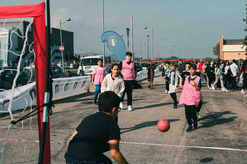 Prova di gioco con la palla nell'area esterna del Festival