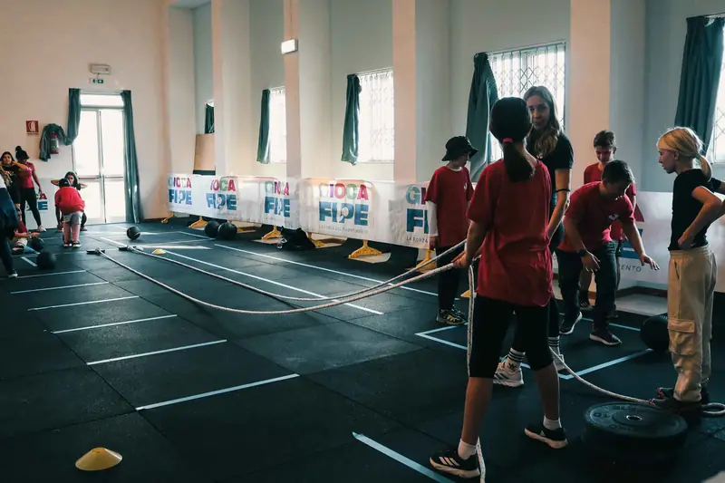 Prova di salto con la corda nell'area fitness