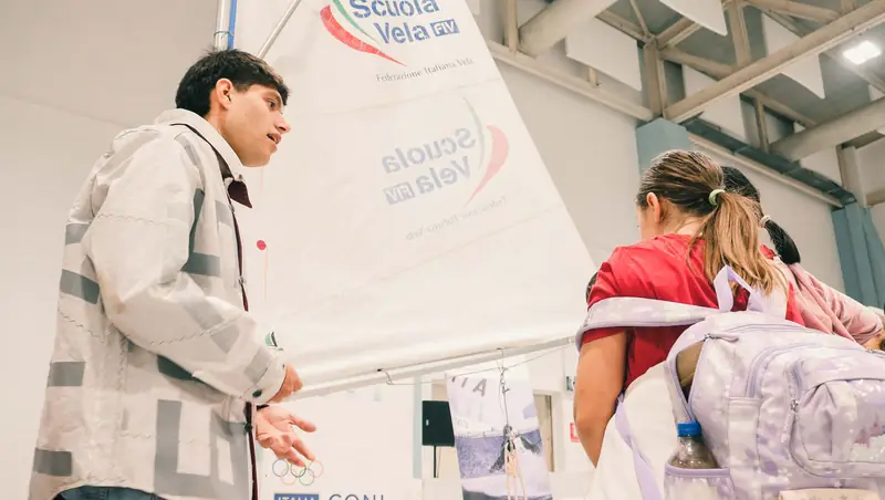 Prova di vela al coperto con gli istruttori della Scuola Vela