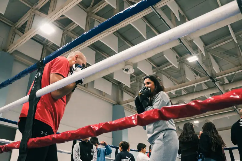 Atleta sul ring di pugilato durante le dimostrazioni del Festival