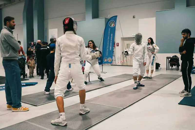 Assalto di scherma sulla pedana del Festival dello Sport