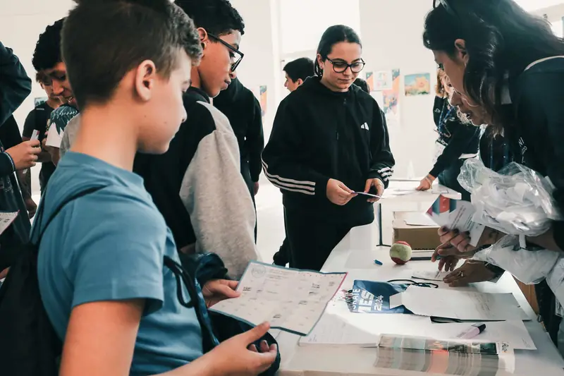 Studenti allo stand di una federazione sportiva