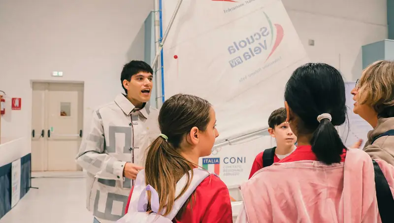 Studenti allo stand della Scuola Vela della Federazione Italiana Vela