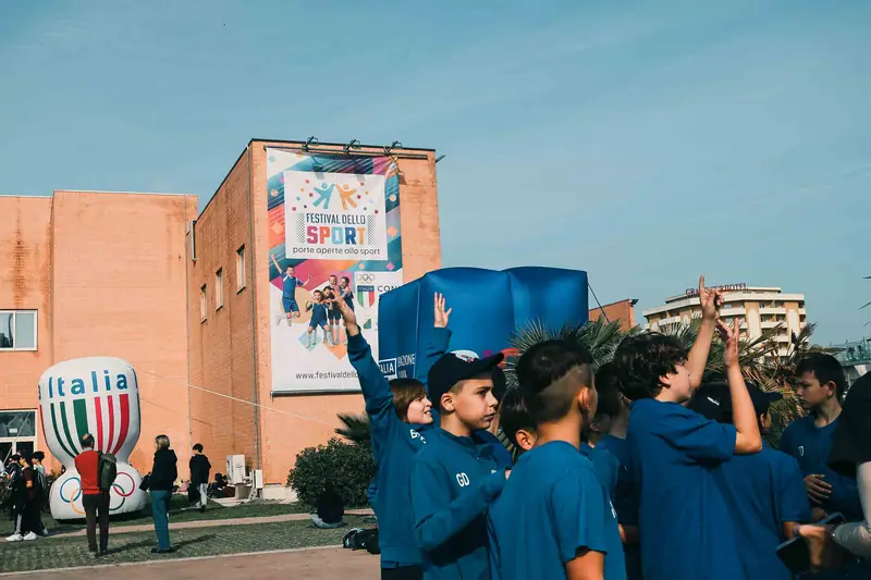 Studenti davanti al murale del Festival dello Sport