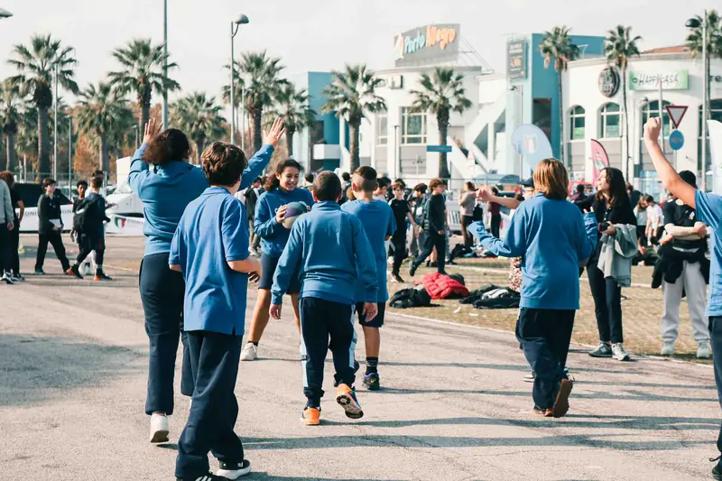 Studenti delle scuole durante le attività nel piazzale