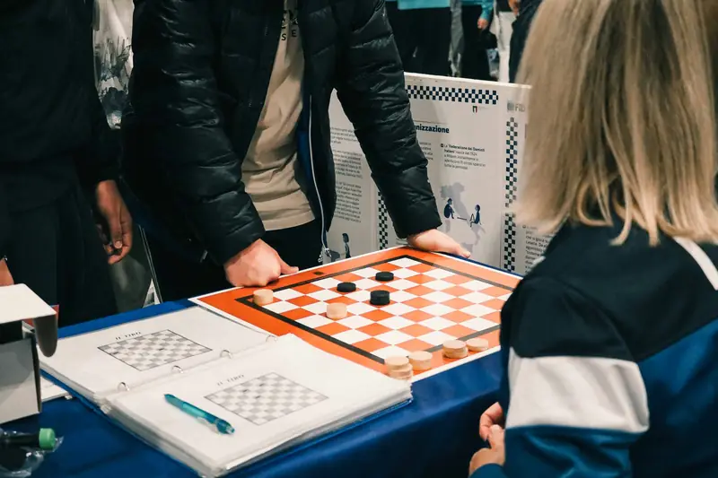 Tavolo da gioco della dama nel villaggio delle federazioni