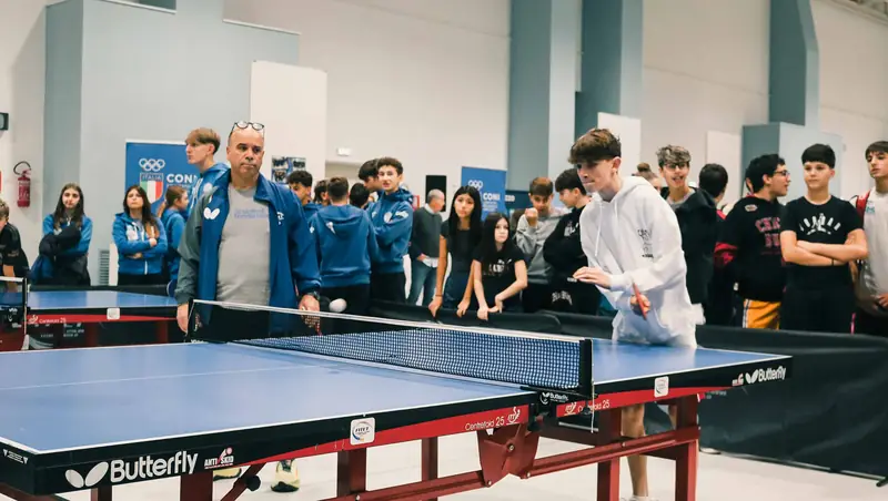 Studenti provano il tennistavolo durante il Festival dello Sport Abruzzo 2025