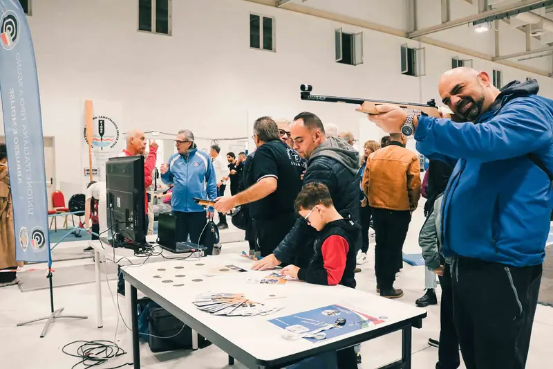 Prova di tiro a segno con carabina e istruttori federali
