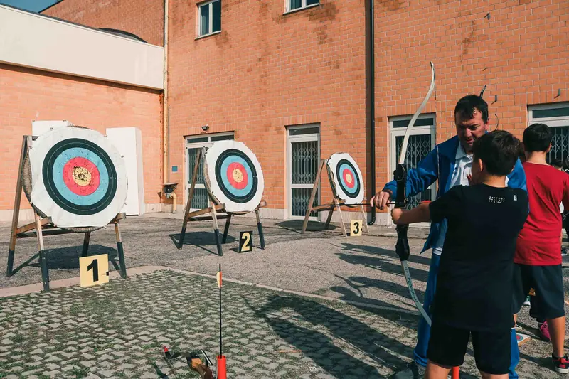 Ragazzi al tiro con l'arco davanti ai bersagli