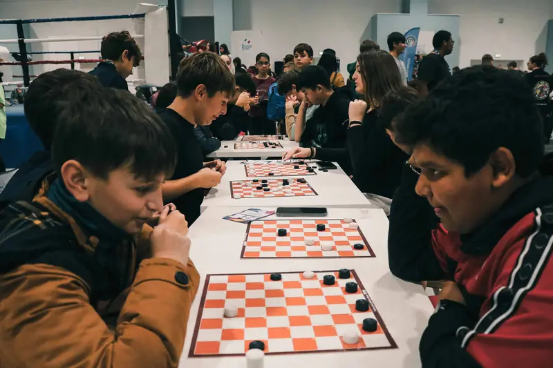 Ragazzi impegnati nel torneo di dama