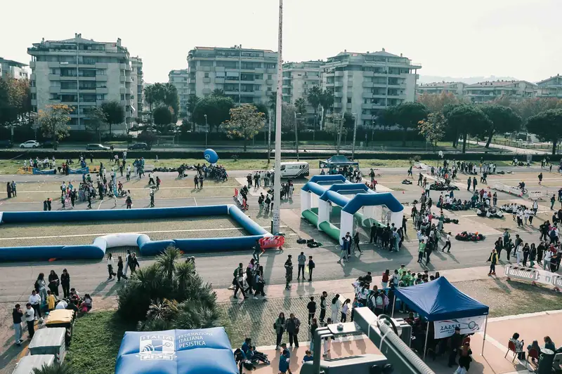 Il villaggio esterno del Festival dello Sport con i campi gonfiabili