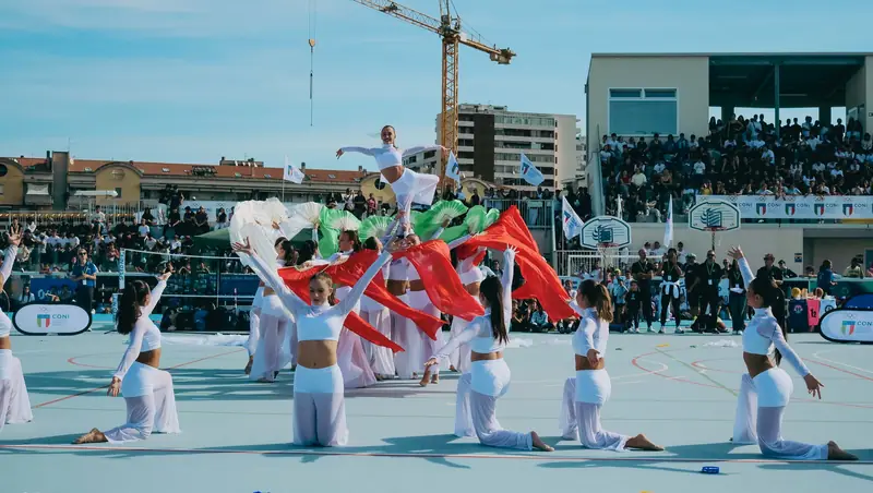 Ginnaste compongono il tricolore con i drappi nel finale dell'esibizione